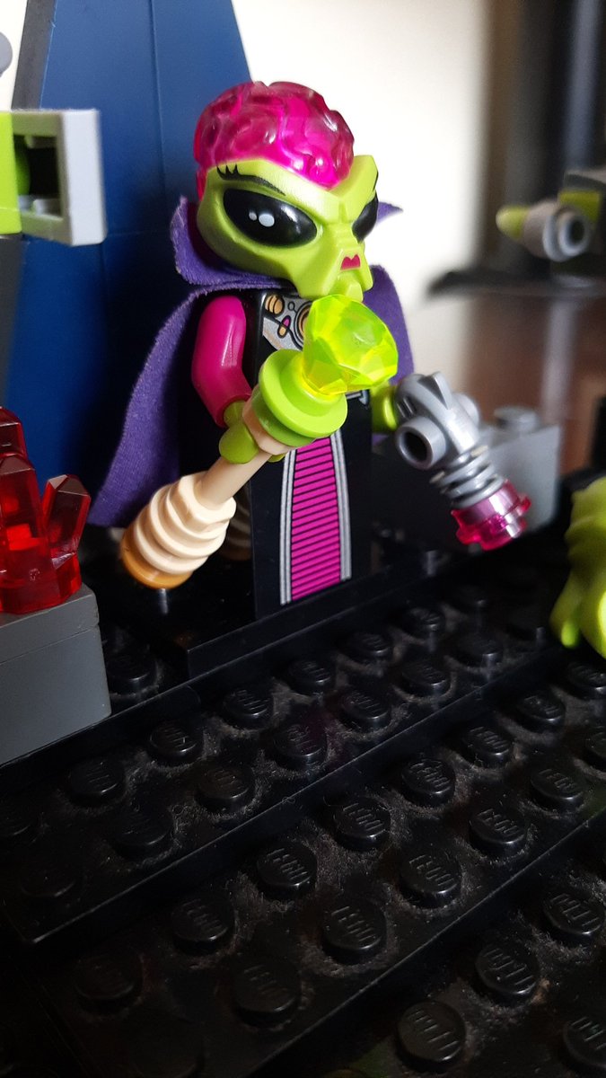 Cap_Muscovy's tweet photo. The LEGO Alien Conquest Empire Grows.
The Queen has her Sceptre (based on an image from the game LEGO Brawls) and is protected by 2 Alien Troopers and 1 Alien Pilot.
#LEGO #AlienConquest https://t.co/g2jkauDZu5