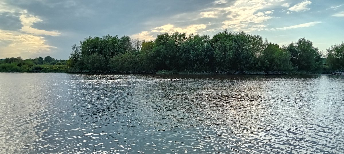 dianneparrish's tweet photo. River Dee Chester at Sandy Lane was buzzing with lots of happy people today; the young and young at heart, all enjoying the fabulously sunny weather. #ChesterUK #CheshireUK
#weneedbathingdesignation #CleanDee @chestertweetsuk @ShitChester @Go_CheshireWest @cheshirelife https://t.co/L5HXlCdwfp