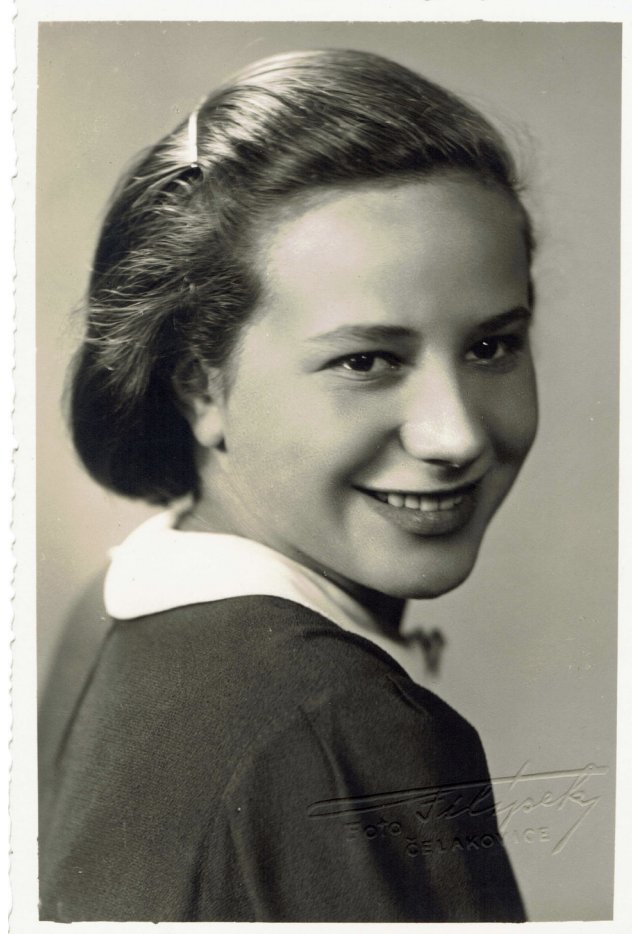 HolocaustMuseum's tweet photo. In 1939, 15-year-old Eva Hayman escaped Prague to Great Britain on a Kindertransport organized by London stockbroker Nicholas Winton and his colleagues. In 1988, after she discovered he was her rescuer, she wrote him the following note:

"How does one thank someone who has saved ones life? Thank you, thank you with all my heart for being that courageous young man 49 years ago ... . Because you live and have dared, so many of us are alive today and no words can express the gratefulness I feel in my heart."

First photo: Nicholas Winton, Alamy
Second photo: Eva Hayman, Holocaust Centre of New Zealand
Third photo: Eva Hayman (left) with Nicholas Winton, Holocaust Centre of New Zealand
