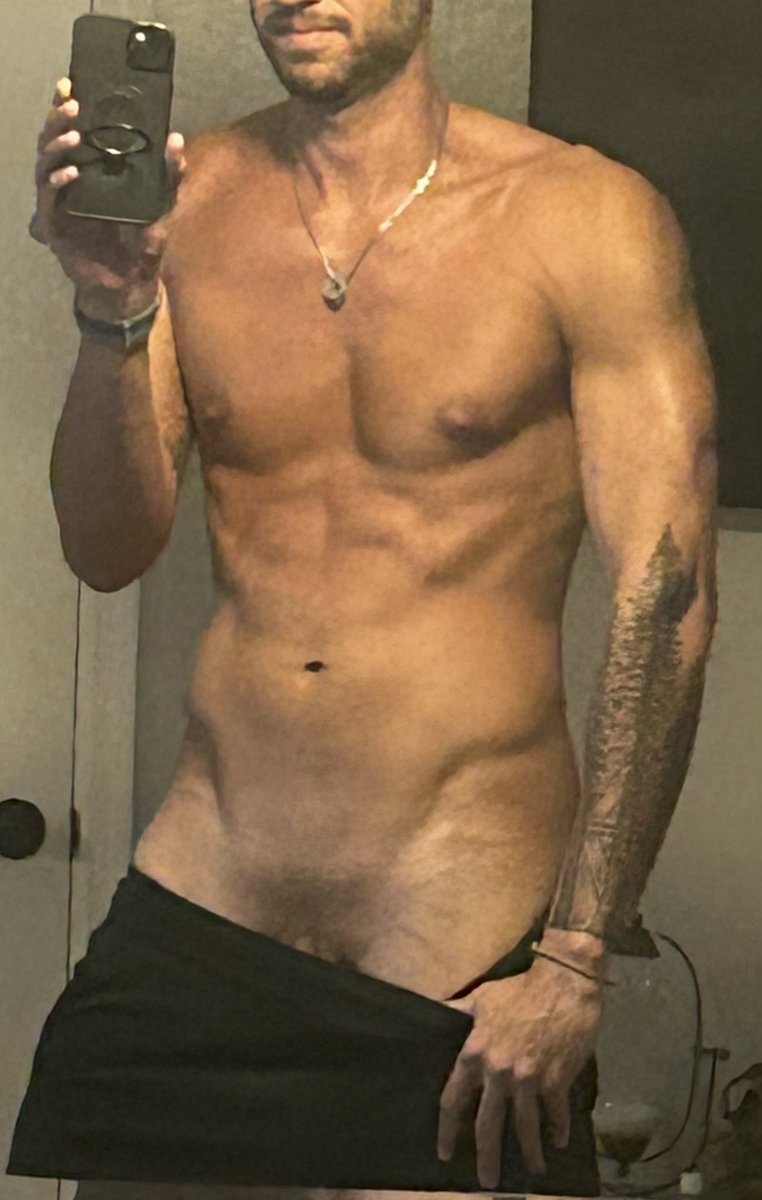 Nothing better than kissing my ear, down my neck, shoulders, NEVER forget about kissing my chest &amp; nips, down my abs, &amp; following the V to make me say, “mmm, fuck yes”, as you pull out my big cock &amp; start taking it down your throat
#tall #phoenix #scottsdale #onlyfan #onlyfans