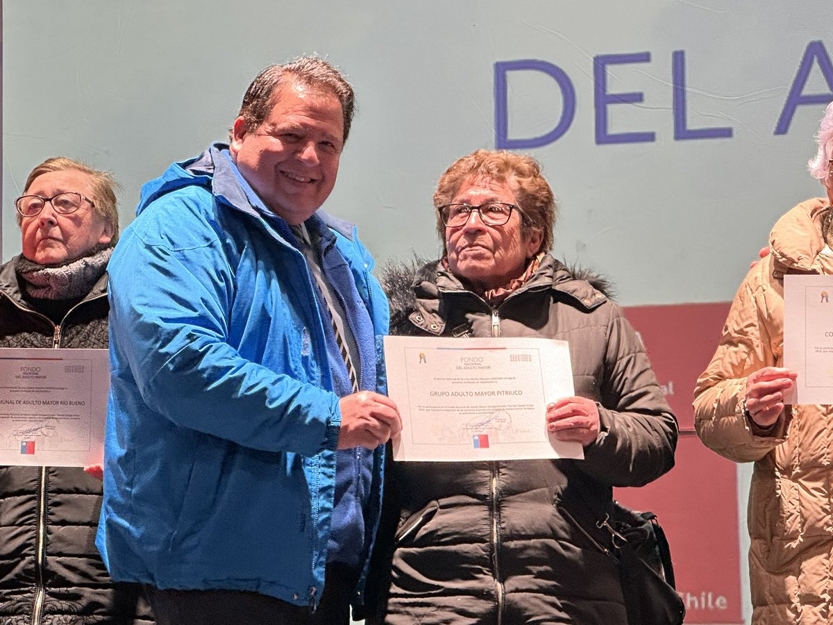 GOREdeLosRios's tweet photo. 👵🏻🧓🏼En comuna de #LaUnión nuestro Gobernador Regional @LuisCuvertinoG, junto al @Core_JCFarias y el alcalde de @munilaunion Andrés Reinoso acompañaron a más de cincuenta personas mayores que hoy recibieron simbólicamente recursos del Fondo Nacional del Adulto Mayor #valdiviacl https://t.co/swjWYz4wzD