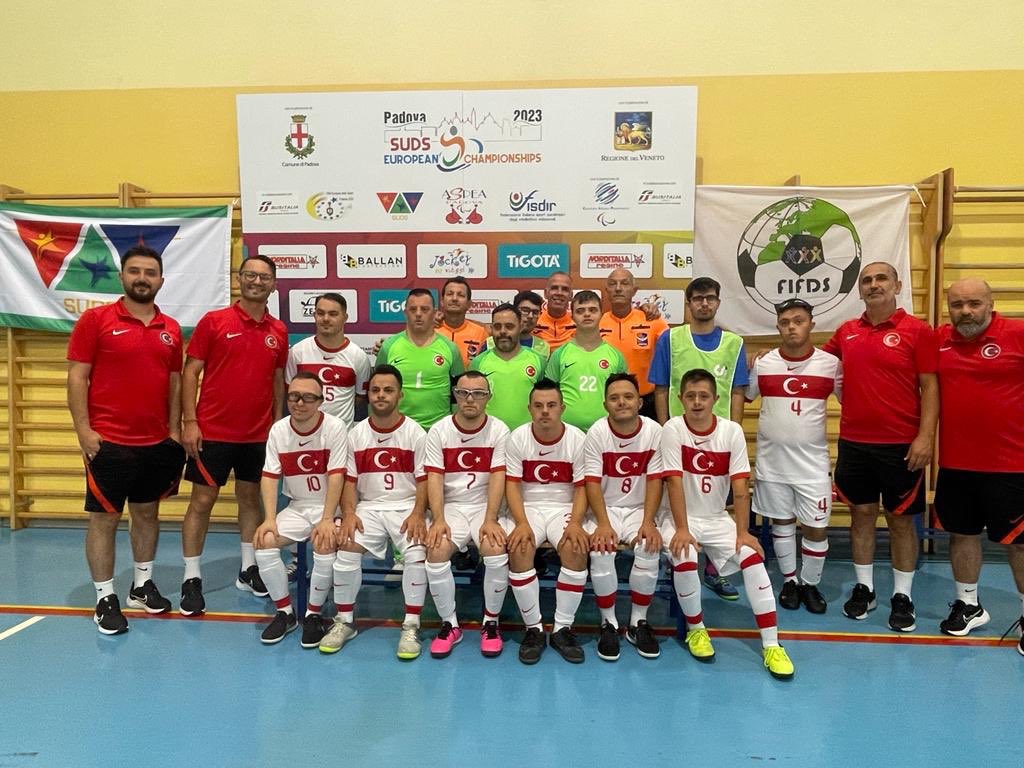 Finalde Portekiz'i 2-1 yenerek Avrupa Şampiyonu olan Down Sendromlu Özel Futsal Milli Takımımızı yürekten kutluyorum. 🇹🇷