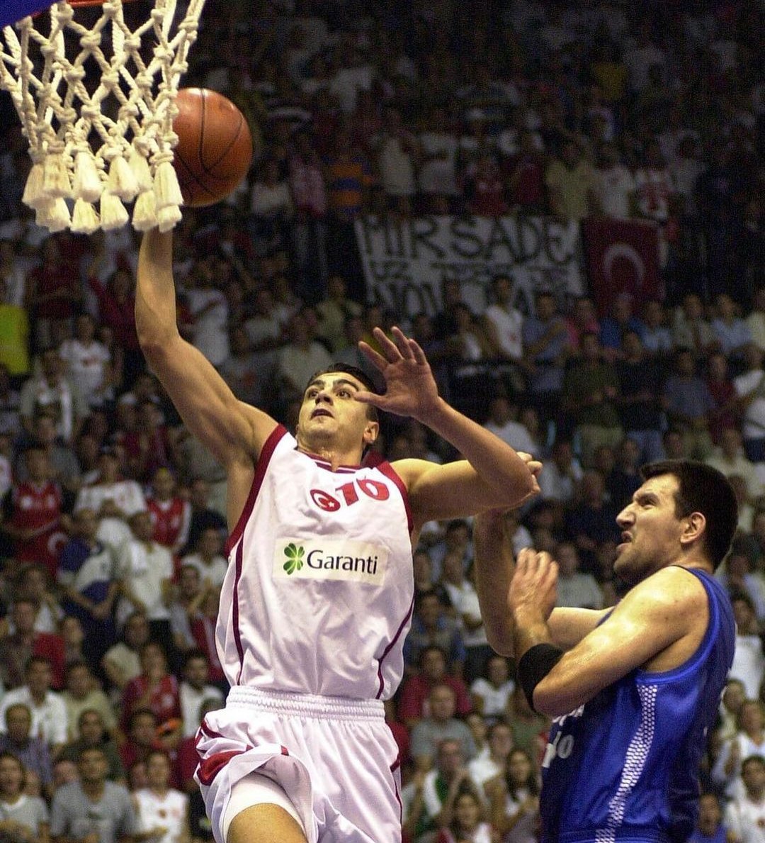 9 Eylül 2001

Abdi İpekçi Spor Salonu'nda oynanan EuroBasket 2001 finalinde Türkiye, Yugoslavya'ya 78 - 69 mağlup oldu ve turnuvayı 2. sırada tamamladı.

12 Dev Adam'ın en skoreri 16 sayıyla İbrahim Kutluay olurken Hidayet Türkoğlu ve Harun Erdenay 13 sayıyla oynadı.