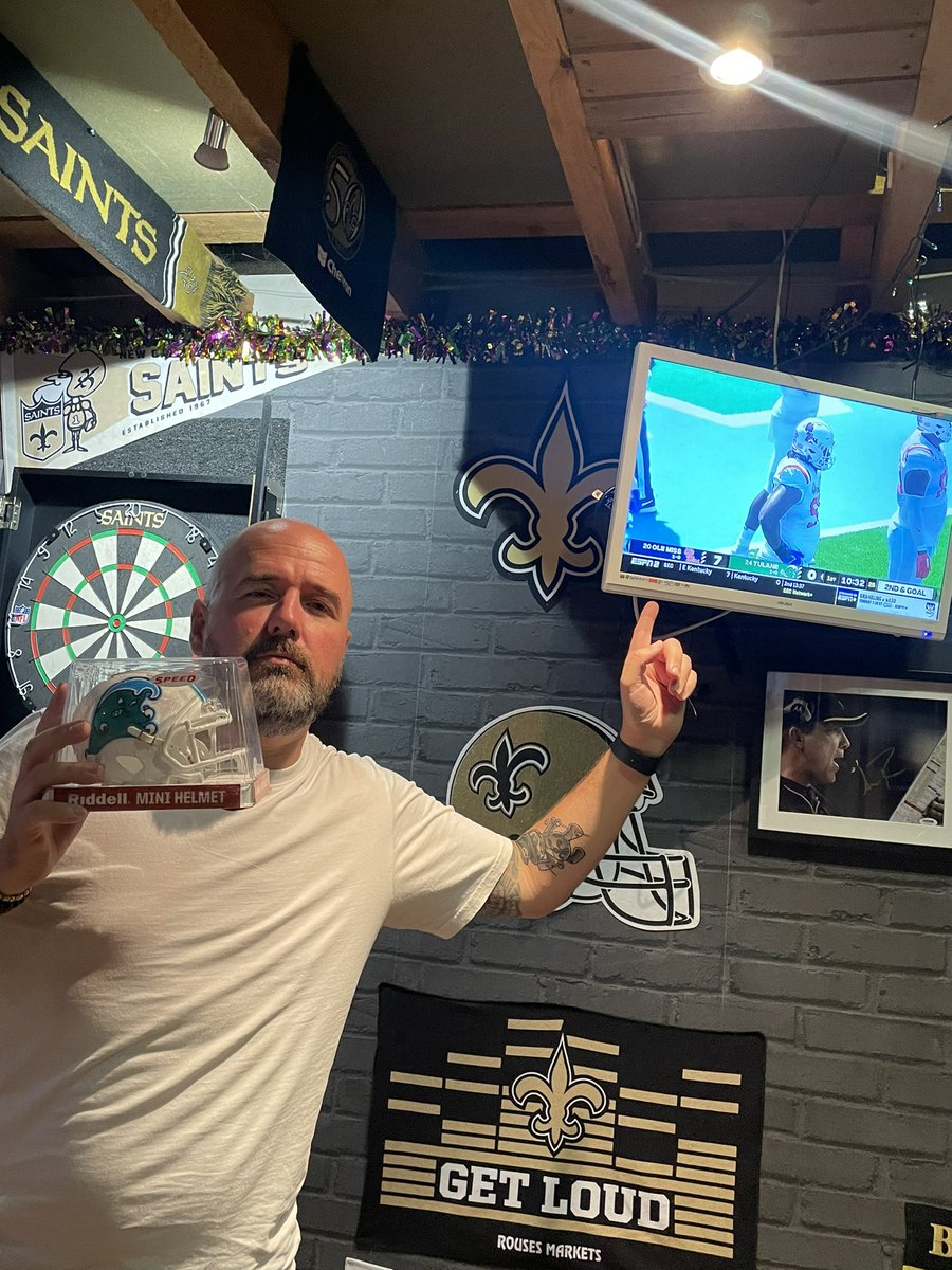 Procrastinatus's tweet photo. Sorry @Roc_Strongo, whilst I support the ‘saints catchment area college teams’ might have to take @MaddyHudak_94, @greggrosenthal &amp; @jaylawrence91 Green Wave tonight… #GreenTide #HotToddy https://t.co/Zs8DJ8da2P
