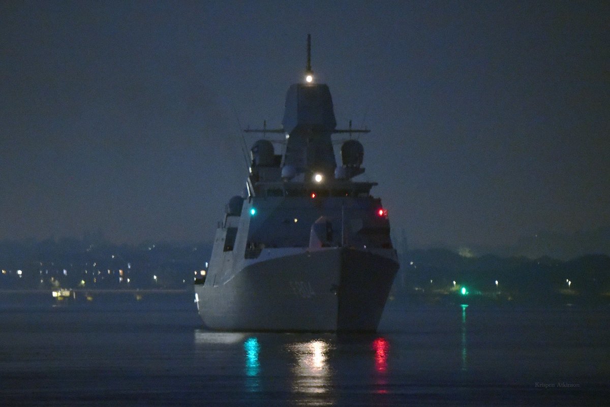 Krispen_Ships's tweet photo. Looming out of the mist as she makes her way up the Thames this evening, @kon_marine De Zeven Provinciën-class frigate HNLMS DE RUYTER (F804). https://t.co/1tzIMJ3lE3