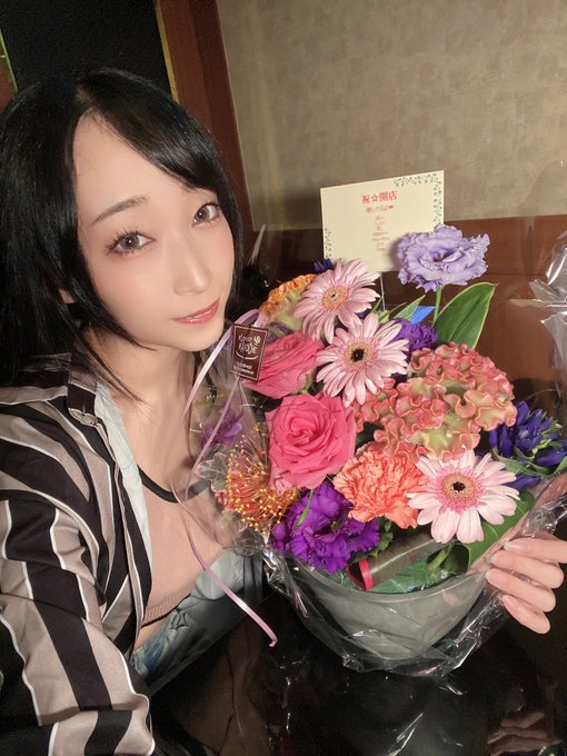プライベートのお友達からグランドオープンのお花いただいた！ 嬉しすぎ！ https://t.co/mIfYDfu9yC