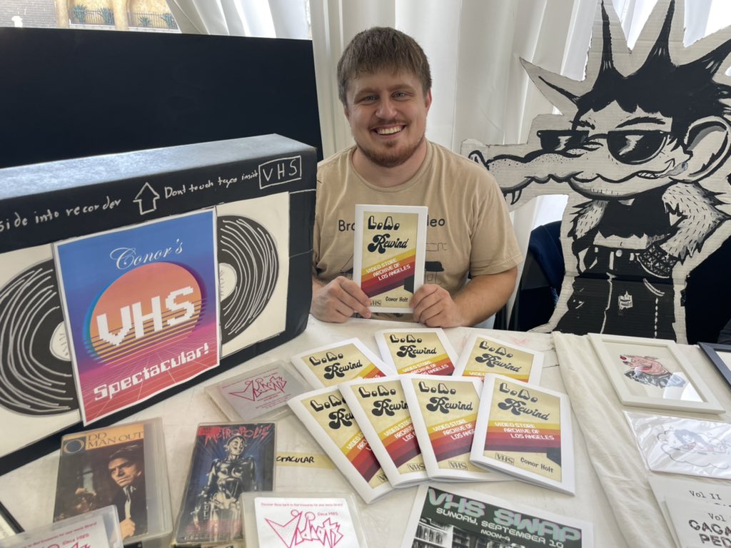 conor_holt's tweet photo. 818 Zine Fest! I’m here at The Midnight Hour in San Fernando selling the latest edition of my video store zine L.A. REWIND! #818ZineFest #SaveTheVideoStore https://t.co/kRRs6wXFwU