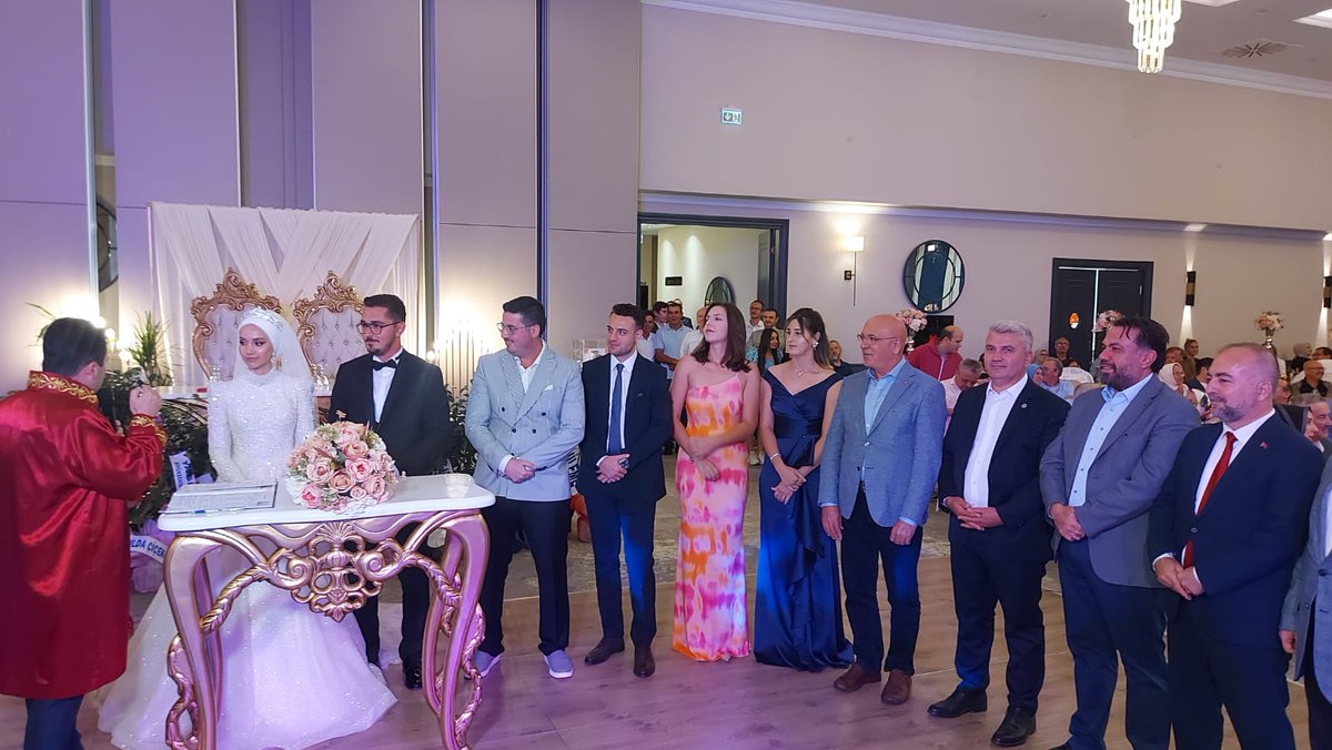 Yeğenimiz Fatma Cincioğlu ve Teşkilatımızda birlikte görev yaptığımız Tunahan Palaz kardeşimizin düğün törenlerine katılarak bu mutlu günlerine şahitlik ettik. Genç çiftimize Allah'tan iki cihan saadeti diliyoruz. Hayırlı olsun inşallah.