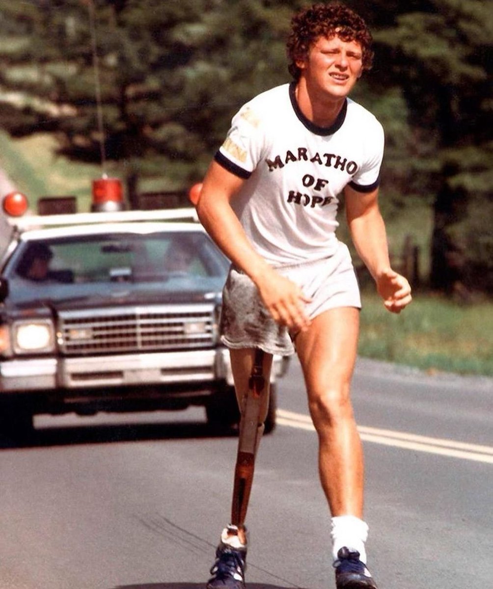 RelatocuriosoK's tweet image. Terry Fox nació en 1958 en Canadá y cuando apenas había cumplido 18 años le diagnosticaron un osteosarcoma: un tipo de cáncer de huesos que le hizo perder la pierna derecha (se trata de un cáncer que suele comenzar atacando la rodilla y que puede propagarse de forma rápida por