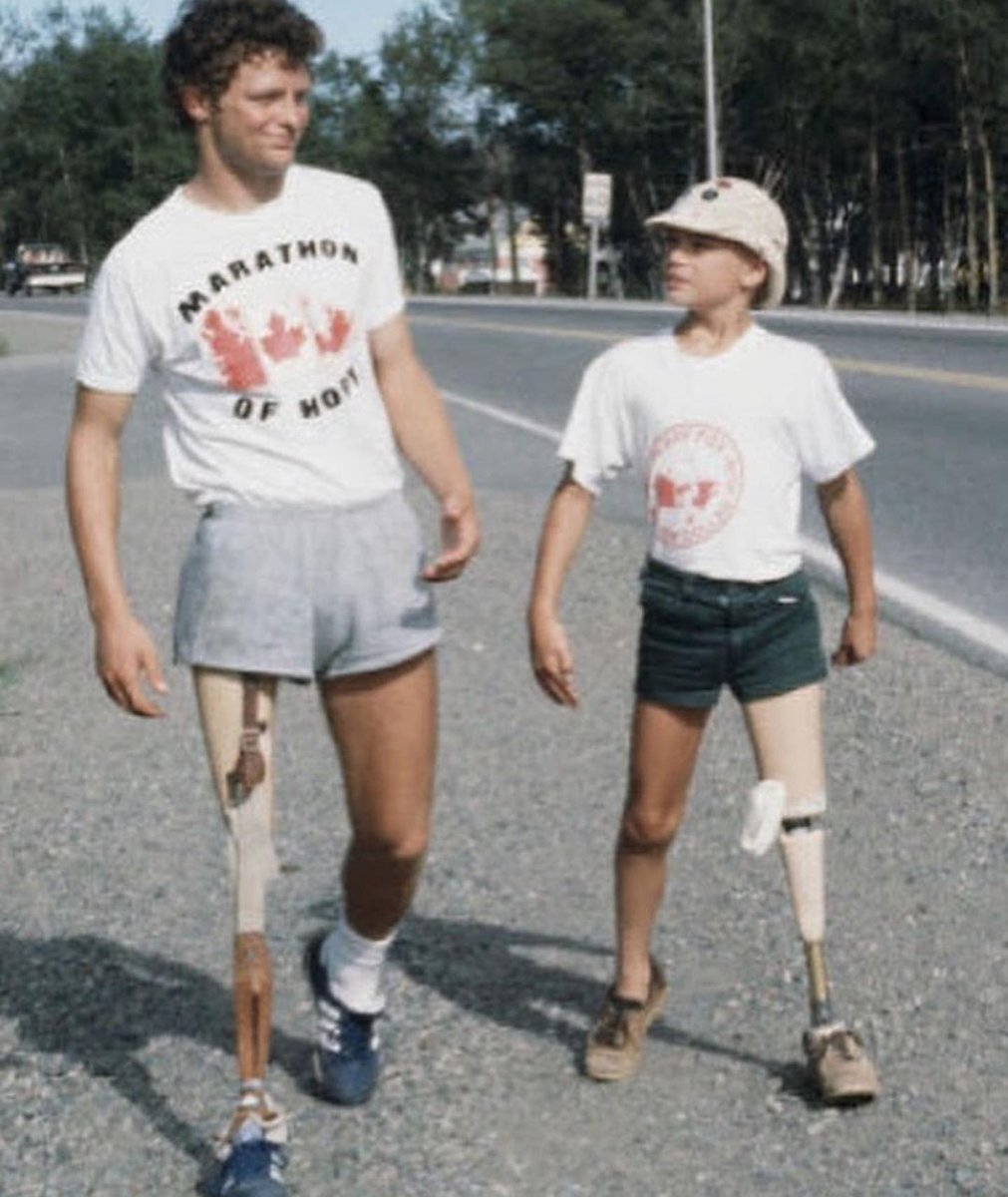 RelatocuriosoK's tweet image. Terry Fox nació en 1958 en Canadá y cuando apenas había cumplido 18 años le diagnosticaron un osteosarcoma: un tipo de cáncer de huesos que le hizo perder la pierna derecha (se trata de un cáncer que suele comenzar atacando la rodilla y que puede propagarse de forma rápida por
