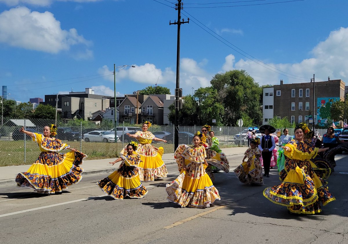 ZambranoABC7's tweet photo. Mexican Independence Day parade in Pilsen #Chicago @ABC7Chicago https://t.co/hdsgkgachg