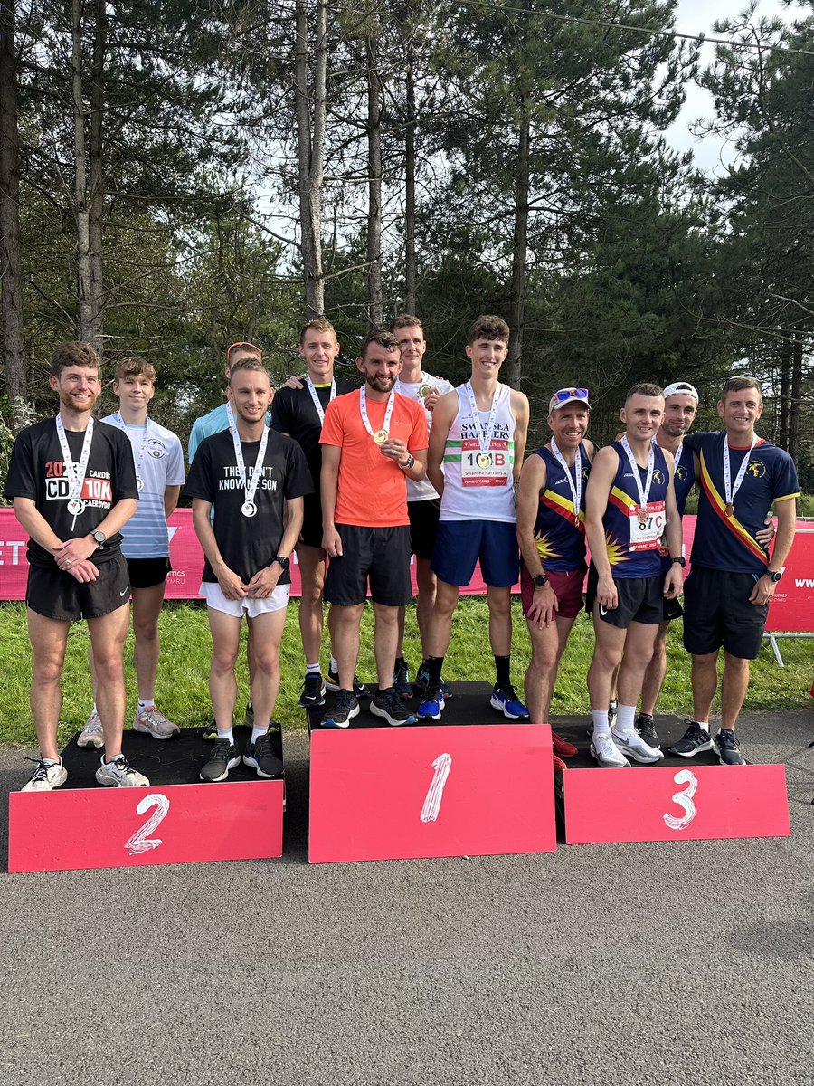 WelshAthletics's tweet photo. 2023 Welsh Road Relay Senior Men’s Podium 🏴󠁧󠁢󠁷󠁬󠁳󠁿🏅

🥇 Swansea Harriers 
🥈 Cardiff Athletics 
🥉 Clwb Rhedeg Meirionnydd 

Llongyfarchiadau! 👏

Full results / Canlyniadau llawn ➡️ https://t.co/mSNvujxwPF

#WelshAthletics https://t.co/sBPT57HiOI
