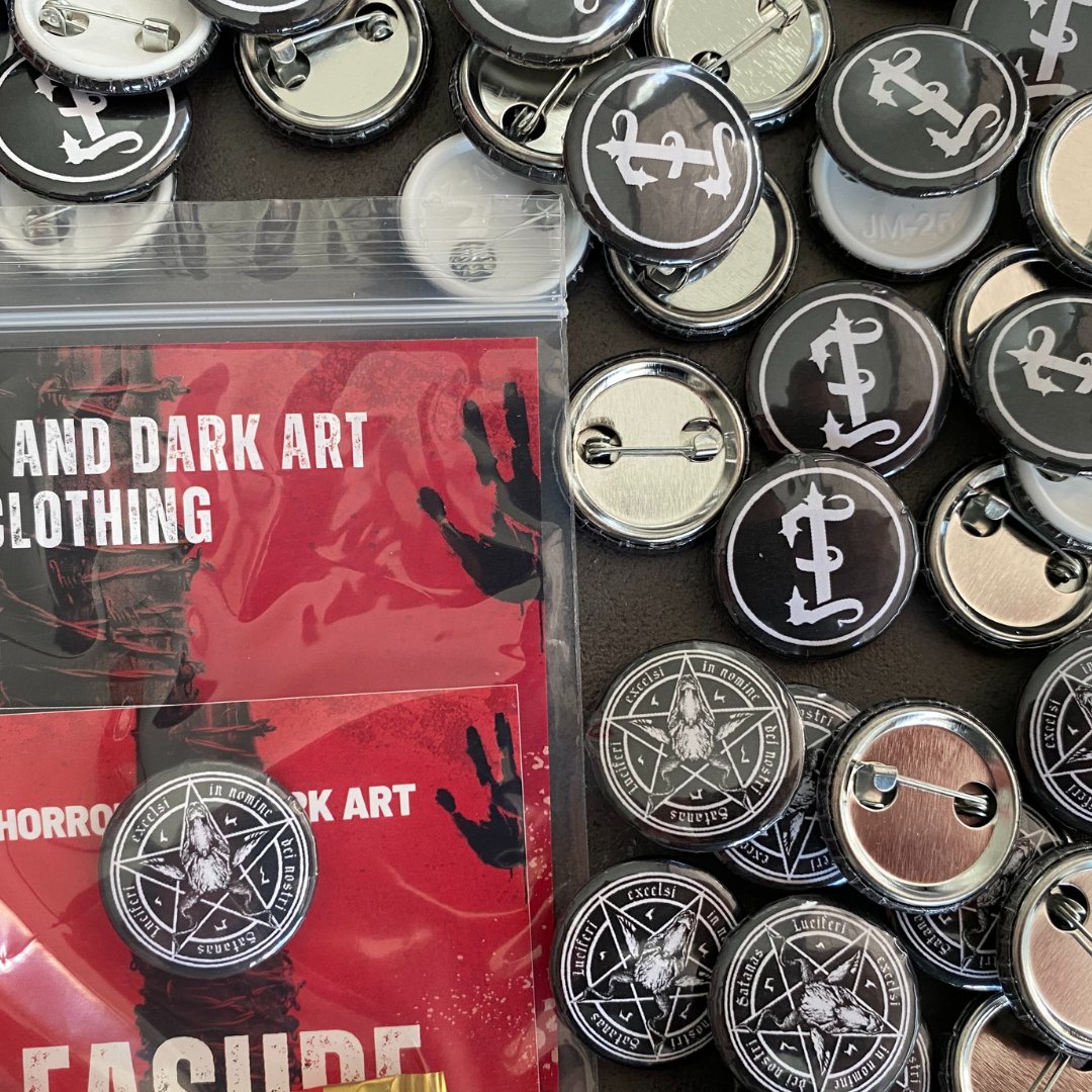 EASURE_NET's tweet image. You can never have enough accessories, especially if they´re black 🖤
With every order you get some sweets, cards, stickers and buttons from us. Even if you just buy a bag. 😊

#lucifer #satan #gothicclothing #altmodel #metal #gothic #gothfashions #gothsofinstagram #horrorfashion