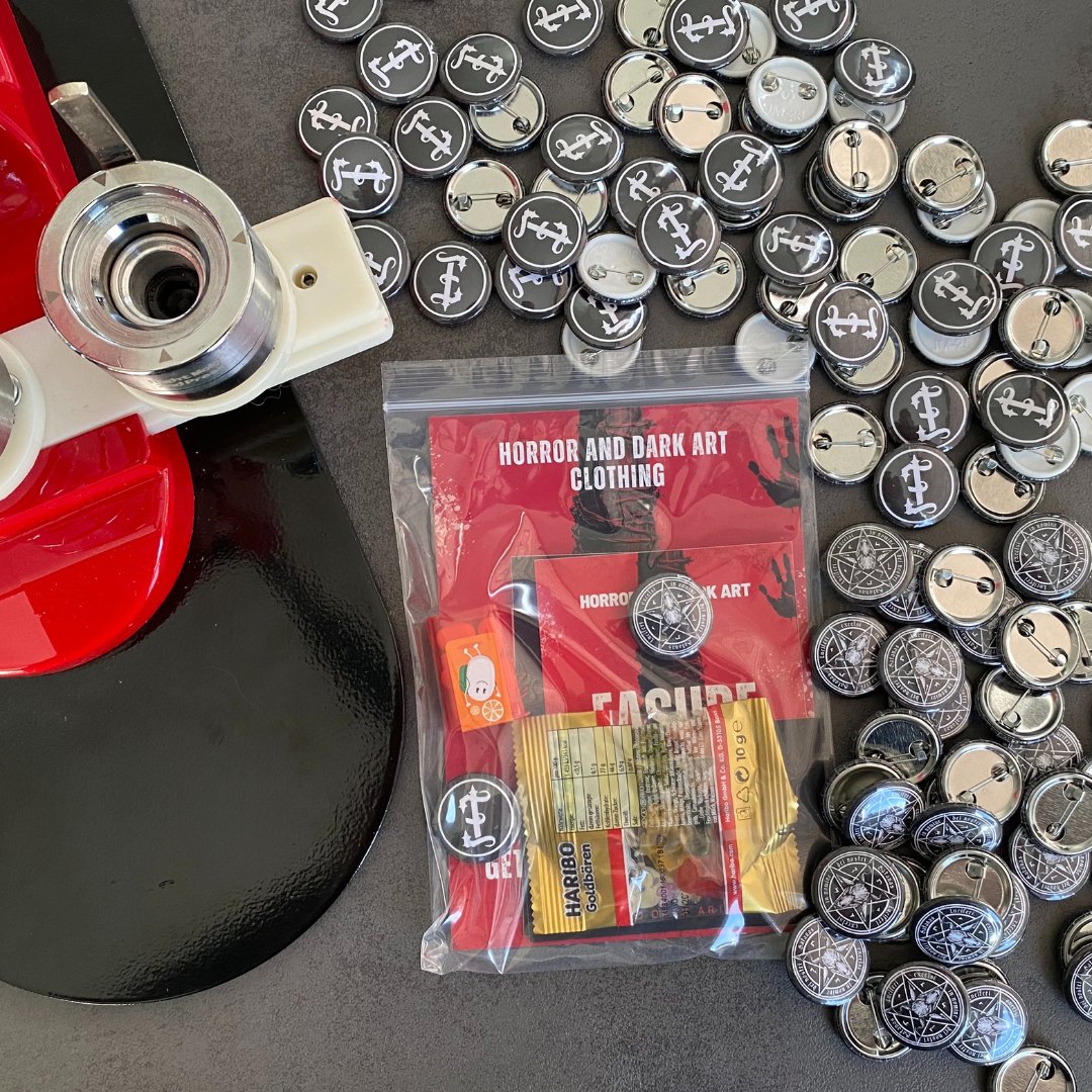 EASURE_NET's tweet image. You can never have enough accessories, especially if they´re black 🖤
With every order you get some sweets, cards, stickers and buttons from us. Even if you just buy a bag. 😊

#lucifer #satan #gothicclothing #altmodel #metal #gothic #gothfashions #gothsofinstagram #horrorfashion