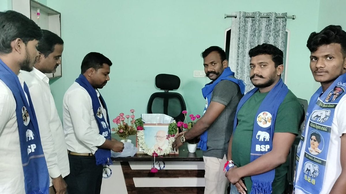 siddu_ravan's tweet photo. @*కాళోజినారాయణరావుజయంతి *@
========================
#జహీరాబాద్ అసెంబ్లీ ఇంచార్జ్ (సిద్దు రావణ్ )
తేది :09-09-2023/జహీరాబాద్ నియోజకవర్గం.
బహుజన్ సమాజ్ పార్టీ అసెంబ్లీ ఇంచార్జ్ సిద్దు రావణ్ గారి ఆధ్వర్యంలో కాళోజి నారాయణ రావు జయంతి నిర్వహించడం జరిగింది
@RSPraveenSwaero @AnandAkash_ https://t.co/uZHBGIhTMe