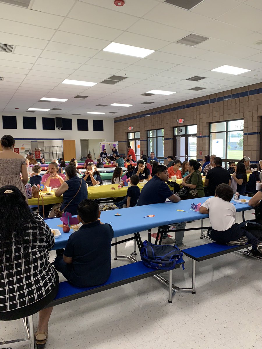 GutierrezF_'s tweet photo. Creating core memories for our students💙
Panecito con abuelitos to celebrate Grandparents day 🥐
@ELPASO_ISD @HartGoCubs @ANegretePrin https://t.co/qJUX4c1hO0