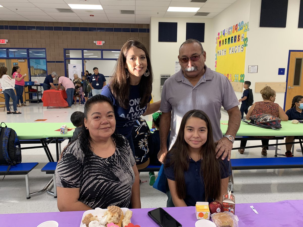 GutierrezF_'s tweet photo. Creating core memories for our students💙
Panecito con abuelitos to celebrate Grandparents day 🥐
@ELPASO_ISD @HartGoCubs @ANegretePrin https://t.co/qJUX4c1hO0