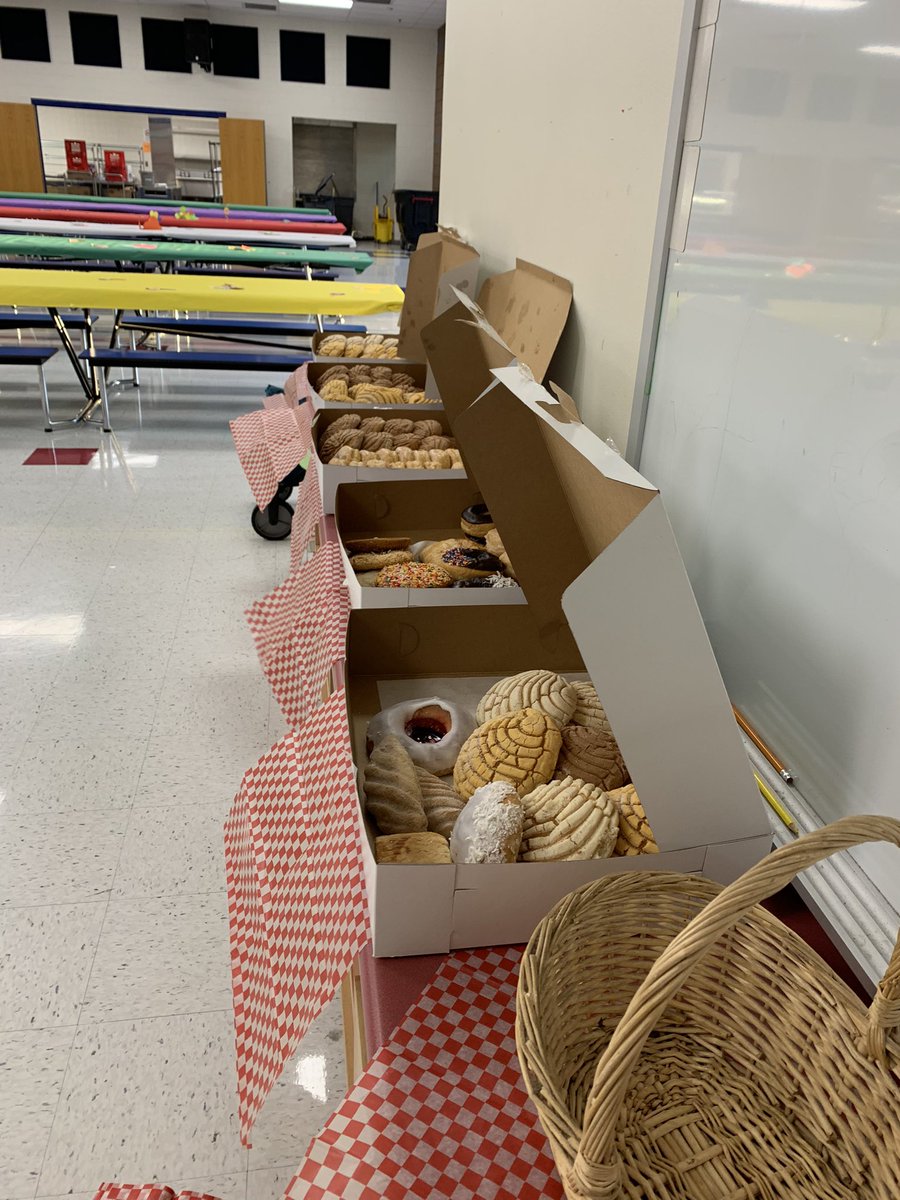 GutierrezF_'s tweet photo. Creating core memories for our students💙
Panecito con abuelitos to celebrate Grandparents day 🥐
@ELPASO_ISD @HartGoCubs @ANegretePrin https://t.co/qJUX4c1hO0