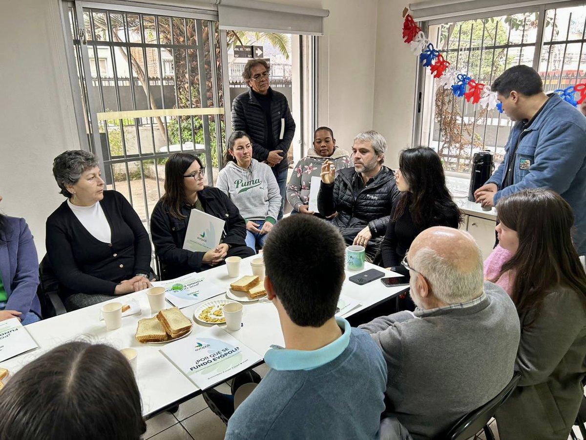 🔵🟢 ¡Bienvenidos nuevos militantes Evópoli! Con la presencia de nuestro exministro Gonzalo Blumel, se lleva a cabo un desayuno con personas que se han comprometido con el sueño de un Chile más justo, libre e inclusivo. 

➡️ Súmate tú también: evopoli.cl/militancia/