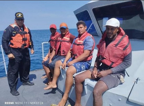 Elperiodiquito's tweet photo. 📸 Pescadores de Ocumare de la Costa rescatados 

Según el reporte de autoridades, la lancha "Mi gran esfuerzo", fue localizada en Puerto Cabello por guardacostas del estado Carabobo, y serán trasladados a Ocumare de la Costa en helicóptero para el reencuentro con sus familiares. https://t.co/Uy0frPm6Dj