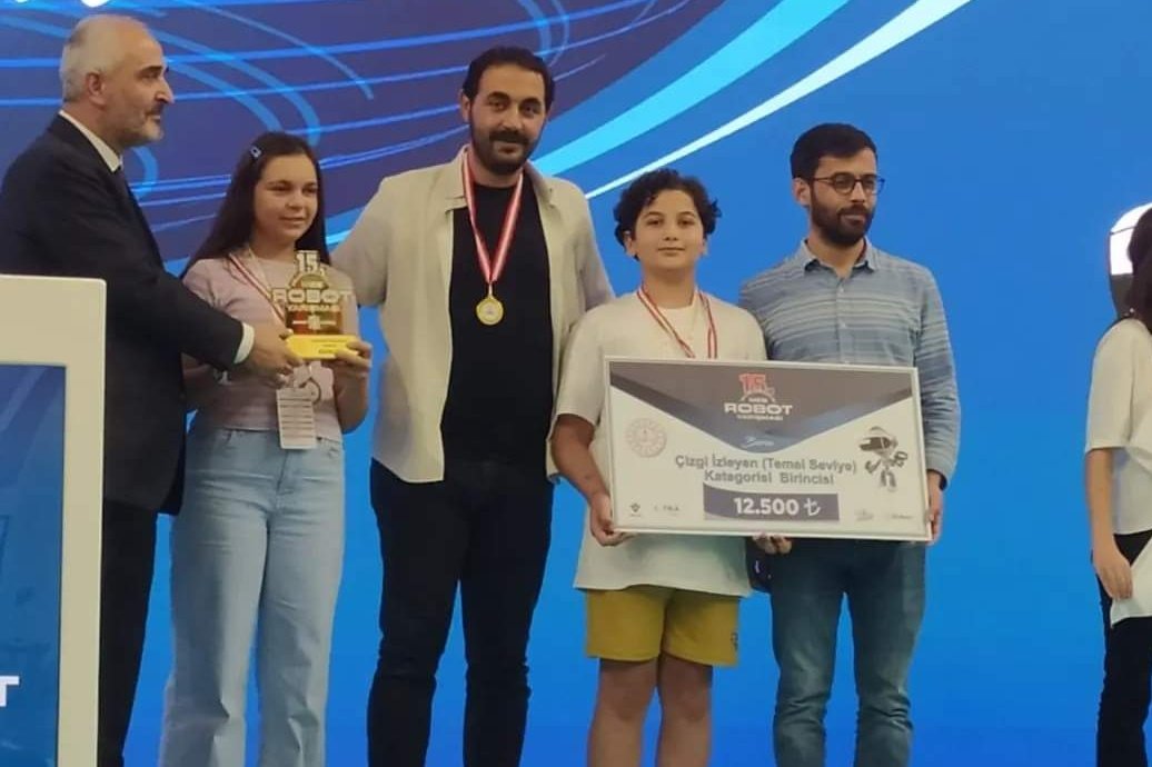istanbulilmem's tweet photo. 🥇"15. Uluslararası MEB Robot Yarışması Temel Seviye Çizgi İzleyen Kategorisi"nde 1. olan Pendik Bilim ve Sanat Merkezi ekibimizi tebrik ediyor, başarılarının devamını diliyoruz.👏

@tcmeb @Yusuf__Tekin
@MucahitYentur https://t.co/SncYY27VLg