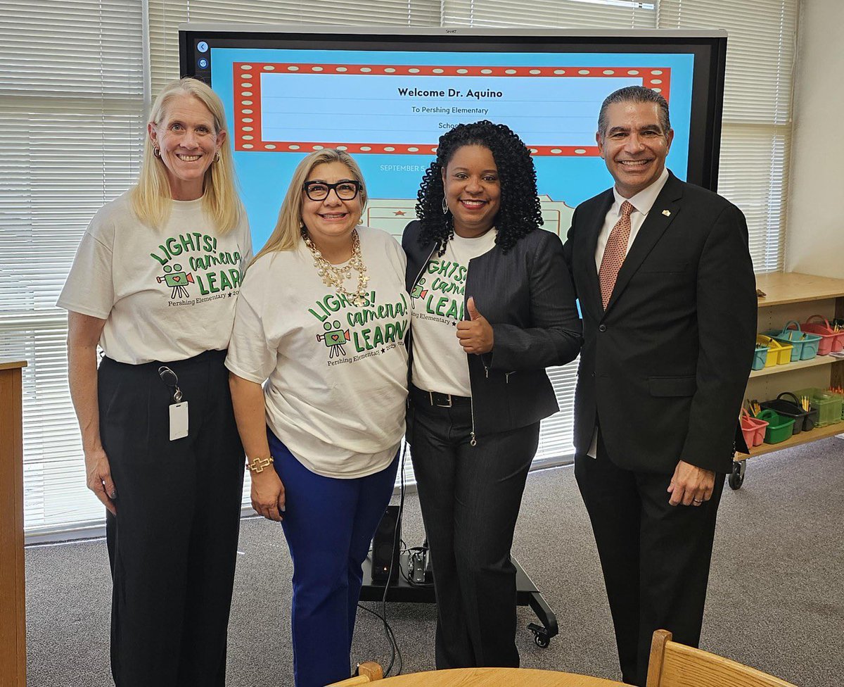 When the superintendent visits your faculty meeting, it instantly becomes a #ProudPrincipalMoment 😃. 
@DrJaimeAquino @JoaniGD @amysoupy 
#SAISDFamilia