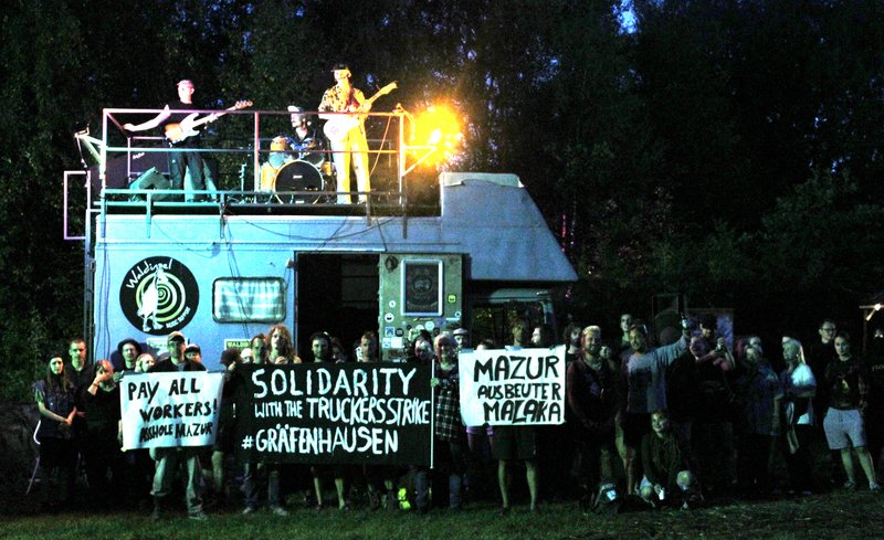 Lastbilsförarna i sydtyska Gräfenhausen är snart inne på sitt 50:e strejkdygn. 

I Hamburg hålls stödkonsert och Solidariska byggares internationella strejkkassa har betalar ut sina första 4 000 €. 

Mer i tråden.