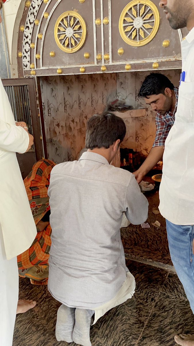 आज अपने विधनसभा क्षेत्र के निमली गांव मे बाबा भोमिया जी के भंडारा का आयोजन हुआ , बाबा भोमिया जी का भंडारा हिन्दू धर्म में एक महत्वपूर्ण पारंपरिक प्रथा है जो समाज सेवा और सामाजिक एकता की भावना को प्रकट करती है।
#viratnagar #RajasthanElection2023 #Congress