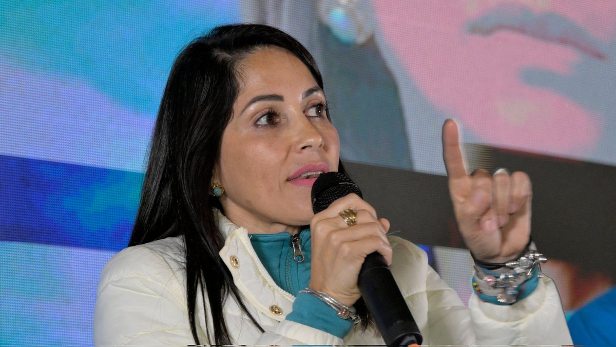 ElDatoEcua's tweet photo. #ElDato 🇪🇨 La candidata presidencial socialista, Luisa González acaba de afirmar que "Venezuela tiene mejores condiciones de vida que Ecuador".

Para ella, Venezuela es un ejemplo a seguir, un país que tiene: 

✅ Salario mínimo 4 dólares mensuales
✅ 82 % de pobreza
✅ 115 % de inflación
✅ 7.7 millones de ciudadanos que migraron del país

👉 @EmmaRincon