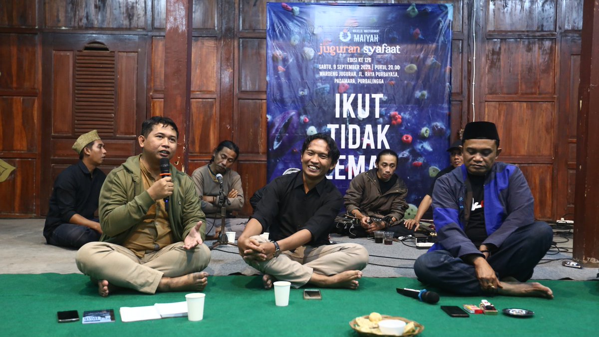 JuguranSyafaat's tweet photo. Sesi kedua, Mas Risky memaparkan tema "IKUT TIDAK LEMAH" yang diambil dari buku Mbah Nun dimana terbit pertama tahun 1987. #JSSept https://t.co/3U8NXb01Ot