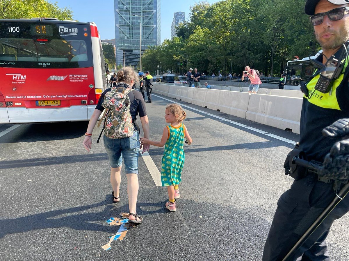 Vandaag worden we aangehouden. Morgen om 12:00 zijn we terug. Net zolang totdat de overheid stopt met 37,5 miljard euro fossiele subsidies. 

#A12-blokkade. Iedere dag 12:00 

#StopFossieleSubsidies #Klimaatrechtvaardigheid