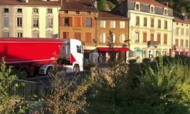 Insoumis69_8's tweet photo. Merci de signer la pétition pour apaiser notre vallée : https://t.co/B1gFQWnWjV
#gardonslaligne #lfi #FranceInsoumise #nupes https://t.co/74hZuvO93T