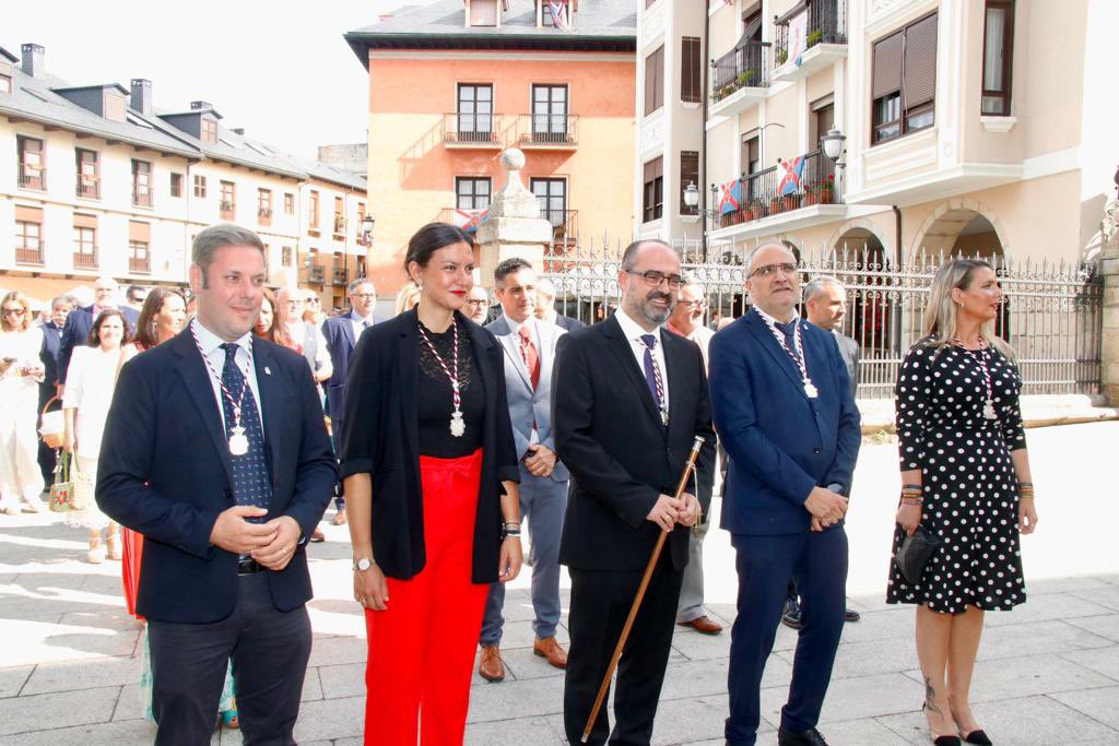 LidiaPCoca's tweet photo. ¡ Feliz día de la Encinina! #Ponferrada #Bierzo ¡qué nuestra Morenica proteja y cuide a l@s ponferradin@s!! https://t.co/pdGkLatuOb
