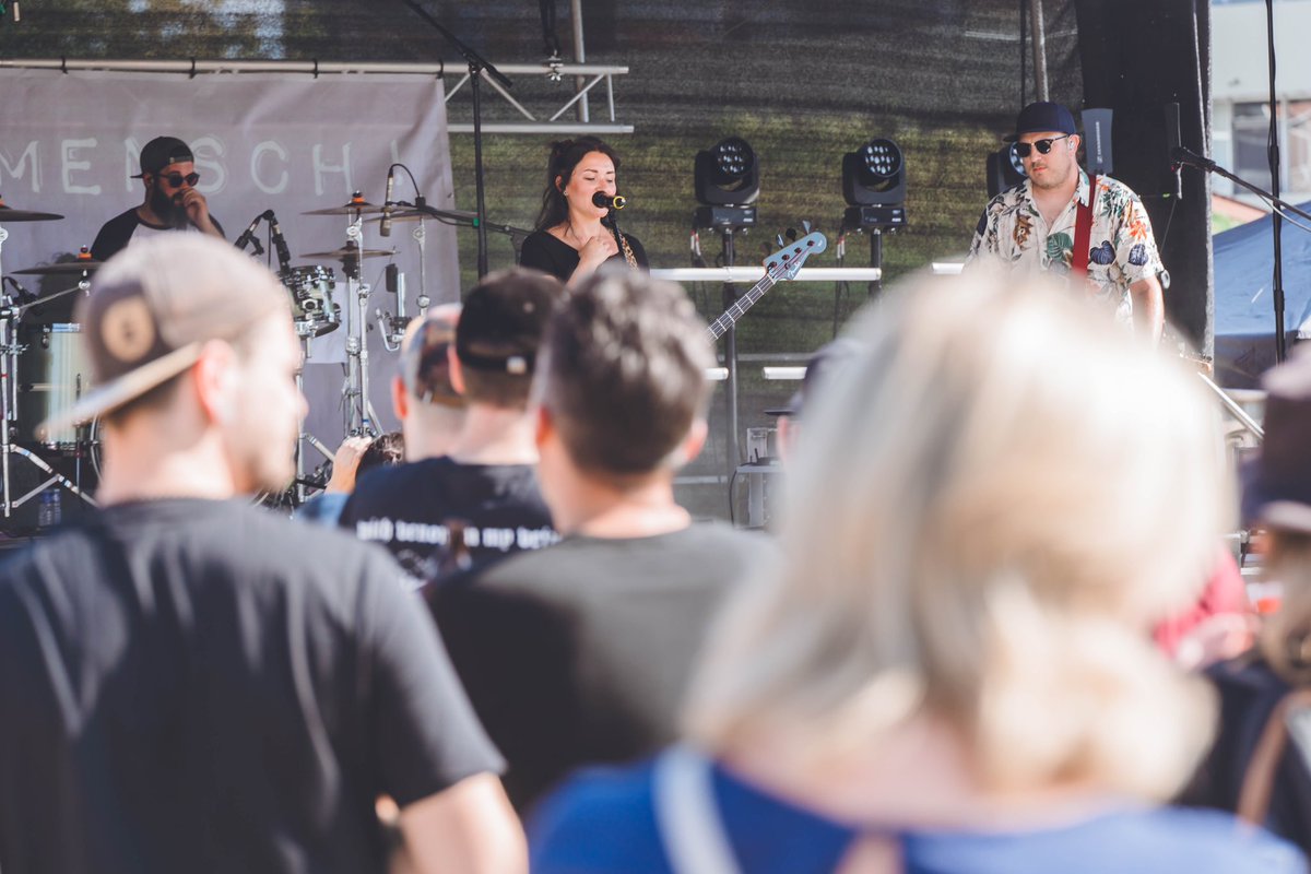 Während in Bayern eine eindeutige Haltung gegen Antisemitismus misslungen ist, setzt Saar-Ministerpräsidentin <a href="/AnkeRehlinger/">Anke Rehlinger</a> ein klares Zeichen und lässt sich bei „Rock gegen Rechts“ in Saarlouis sehen, einem Konzert gegen alte und neue Neonazis.