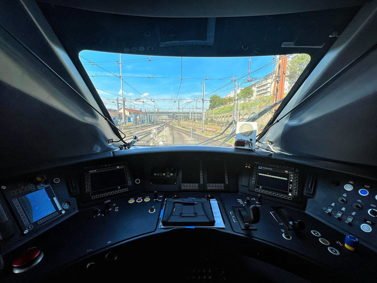 Séance de rafraîchissement de connaissances pour moi avec la « 997 » deuxième rame TGV M dite de présérie vue ici au Technicentre Sud-Est Européen. Toutes les installations pour la maintenance (passerelles, fosses de visite) vont être adaptées pour recevoir et entretenir #TGVM.