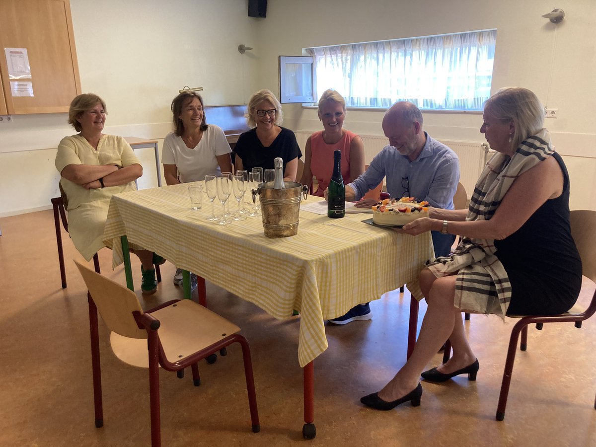 Hoera Hoera! Na een lange verkeringstijd bezegelen  #Woej #SenW #MeeZHN en #Kwadraad hun goede samenwerking in het #SociaalServicepunt! met een samenwerkingsovereenkomst! ‘We zijn trots op wat er staat en we willen onze dienstverlening samen met de <a href="/GemeenteLV/">GemeenteLV</a> verder ontwikkelen!