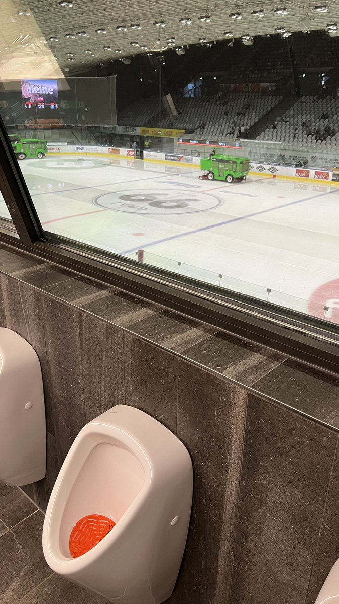 RomanHorlamus's tweet photo. Pissoir, Abstellfläche für den Bierbecher und perfekte Sicht aufs Eis. Dafür hat sich der Architekt in Graz ein Denkmal verdient. https://t.co/onuOSdzTMl