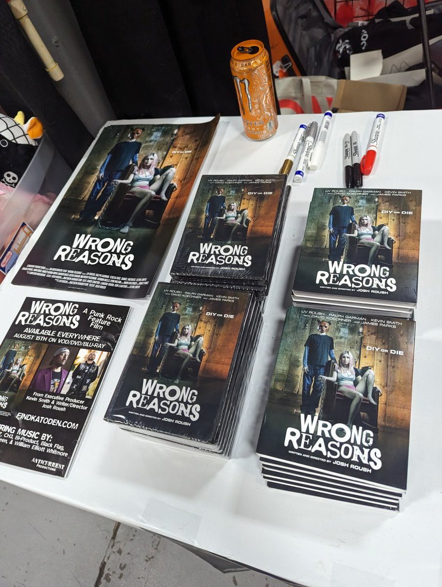 JoshRoush's tweet photo. What's up Edison, NJ?!? Who's coming out to Rock of Ages, Punk Rock Flea Market?
I'm selling DVD's & Blu-ray's for less than the corporate overlords & for just a few bucks more, @ThatKevinSmith will tag it for you! https://t.co/4STB9q88q8