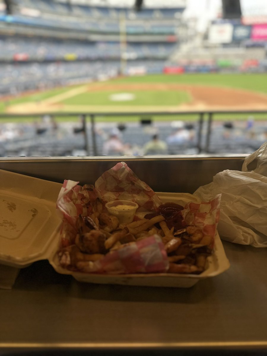Harley_YankeePR's tweet photo. #sammysfishbox #repbx #cityisland 🍤 🍟 @Yankees #derekjeter #oldtimersday2023 https://t.co/1ThWq2OYfv