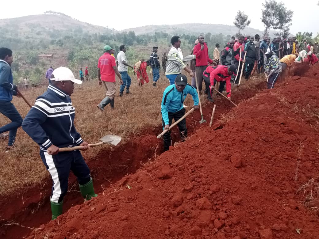 Vabagor's tweet photo. Kuri uno musi  wa gatandatu 9/9/2023, nari  n'akanyamuneza mu kwifatanya  mu bikorwa rusangi  n'abenegihugu bo muri @ProvinceRutana muri Commune Musongati.
@KwaNtare  @BurundiGov  @ABPInfos https://t.co/TFe0OVbDMc