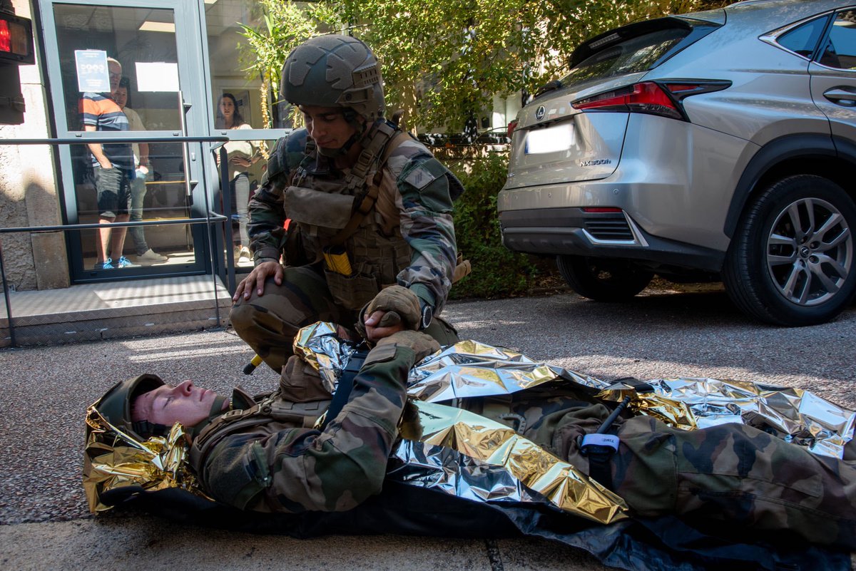 #NotreDéfense
#Journéemondiale des #premierssecours ! 
Nos #hussardsparachutistes sont #ToujoursPrêts #EnTousTemps & #EnTousLieux pour vous porter assistance, s’y entraînent régulièrement et forment la relève  !