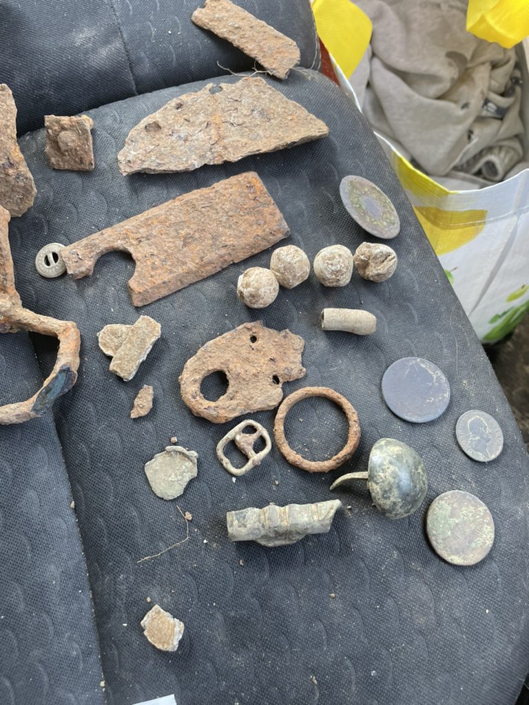 sidneybean1980's tweet photo. So many signals out there. Seen lots of Roman and good coins coming up around me early on and people
Hot as you like here though! Time for a few beers now and some luck tomorrow would be great. #metaldetecting #detectival https://t.co/qiD99pV085
