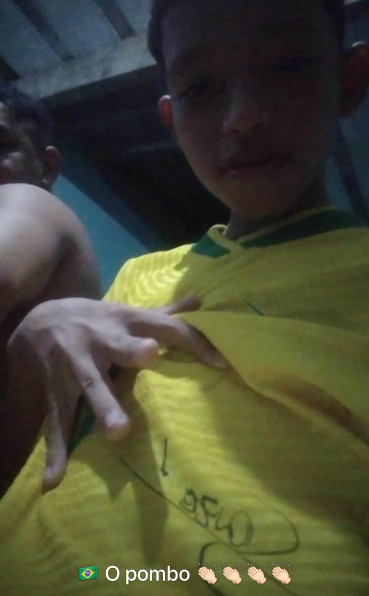 liberta___depre's tweet photo. E esse garoto que pediu aos pais pra ir no jogo da seleção e os pais dele não deixaram.

Ai os pais resolveram sair pra uma festa, e o que garoto fez? Foi pro jogo.

Ao final da partida mandou mensagem para seu pai todo alegre que tinha ganhado um autógrafo do Richarlison.

"Eu fui pro jogo da seleção."

"Pode me bater."

" Eu tirei foto com o Richarlison."

📸: @FutebolZueiroPA
