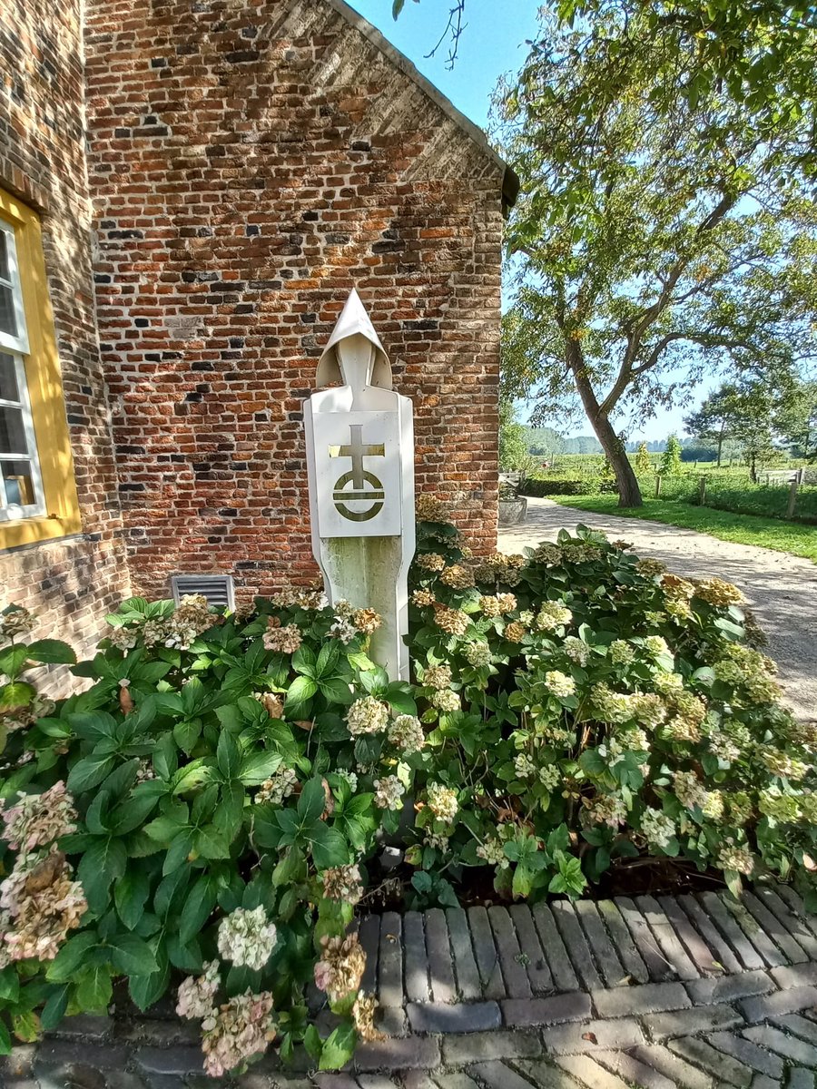 sjorsdekort's tweet photo. Vandaag met de vrijwilligers een mooie Open Monumentendag gehad op het Groot Duijfhuis [Liempde]. De bezoekers kregen een eenmalige unieke blik in onze Heerenkamer en in de Duiventoren. @Brab_Landschap #erfgoed. https://t.co/JrHOkT3Z3Q