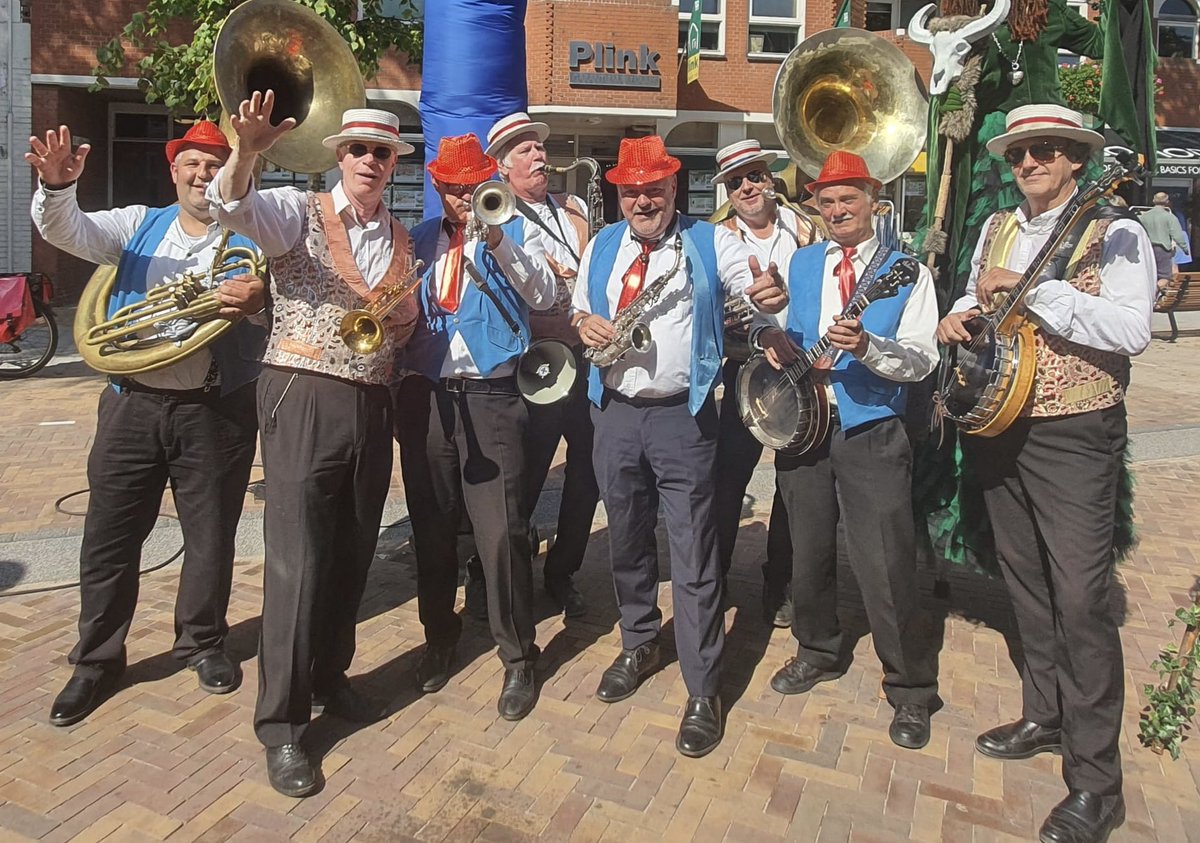 MACentertainm's tweet photo. Vandaag waren wij op pad met twee dixielandbandjes op De Fred in Den Haag. De verbouwing heeft maanden geduurd maar wat is het mooi geworden, Fred waardig zullen we maar zeggen. #MACentertainment #winkelstraatmuziek #straatmuziek #dixieland #dixielandband #defreddenhaag #defred https://t.co/acCJGQQ4C6