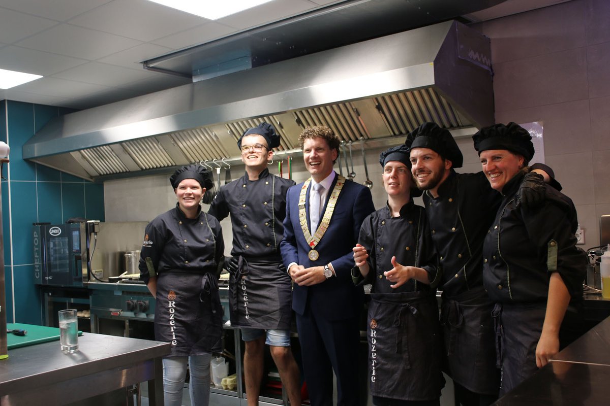 lokaal_belang's tweet photo. 🎊🎉Feestelijke opening nieuwe locatie #Rozerie Barneveld door burgemeester @JaccovanderTak Een mooi nieuw pand voor het personeel en de te ontvangen gasten. LB wenst de Rozerie en haar mensen heel veel (werk)plezier op deze nieuwe plek #waardevol https://t.co/S19plHsIIl