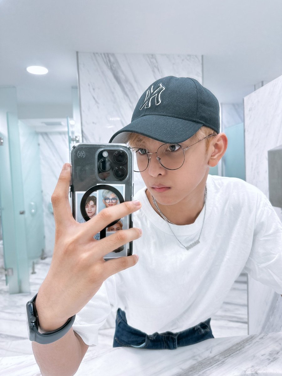 HORI7ON_twt's tweet photo. [🐰] Words can never express how grateful, thankful, lucky, and blessed I am to have people like you guys. I’ve never given so much energy into a performance before, but because of your loud and clear cheers, I was able to go all out throughout the many stages we had today. You guys are LITERALLY my source of power, and I love you all so much

#HORI7ON #호라이즌 #MARCUS #마커스