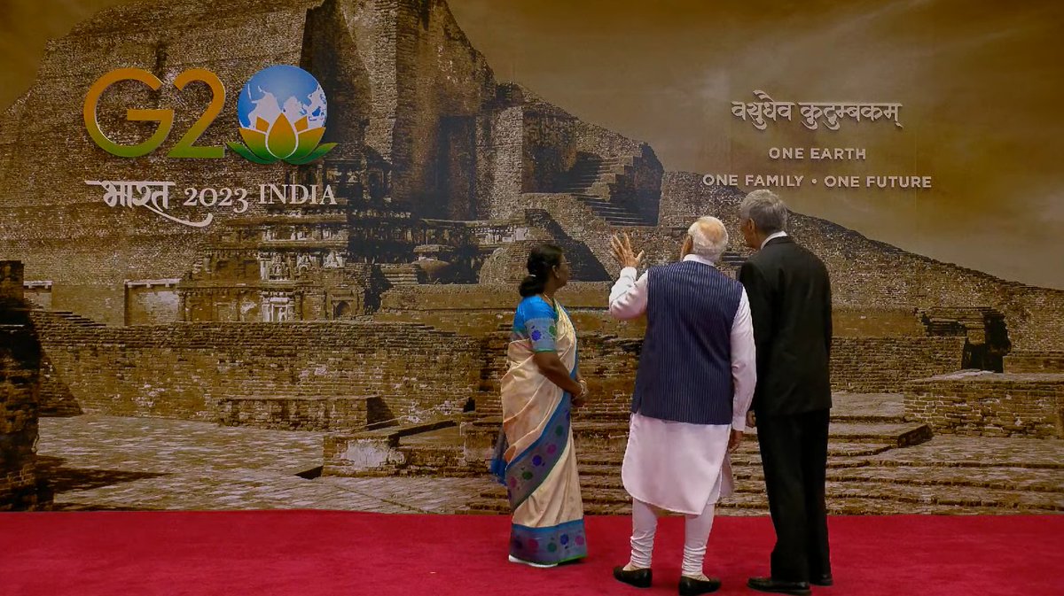 PIB_Patna's tweet photo. #नालंदा... हमारा गौरव 🙏 

#G20Summit2023 में आज राष्ट्राध्यक्षों के भव्य रात्रिभोज के स्वागत स्थल के बैकड्रॉप में #बिहार के प्राचीन #नालंदा_विश्वविद्यालय को रखा गया है।

पीएम @narendramodi स्वयं हर मेहमान को नालंदा महाविहार के इतिहास और महत्व से रुबरु कराते नजर आए। https://t.co/YvN5FMgEYG