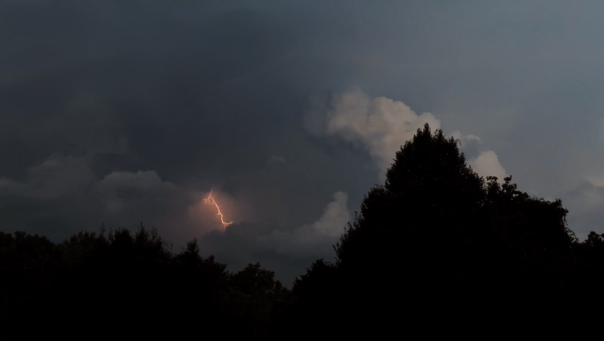 Lightning show last night was lovely. In Rockville looking north at about 8 PM @capitalweather