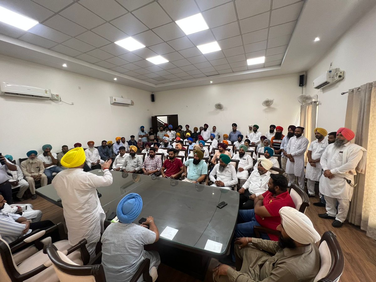 AAPHarbhajan's tweet photo. #AAP ਦੇ ਕੌਮੀ ਕਨਵੀਨਰ ਸ਼੍ਰੀ ਅਰਵਿੰਦ ਕੇਜਰੀਵਾਲ ਤੇ ਸ. ਭਗਵੰਤ ਮਾਨ 13 ਸਤੰਬਰ ਨੂੰ ਅੰਮ੍ਰਿਤਸਰ ਤੋਂ ਪੰਜਾਬ ਦੇ ਸਿੱਖਿਆ ਖੇਤਰ ਵਿਚ ਇਨਕਲਾਬੀ ਤਬਦੀਲੀ ਲਿਆਉਣ ਲਈ ਵੱਡੇ ਉਦਮਾਂ ਦੀ ਸ਼ੁਰੂਆਤ ਕਰਨਗੇ, ਪੰਜਾਬ ਵਿੱਚ ਸਕੂਲ ਆਫ਼ ਅਮੀਨੈਂਸ ਦੀ ਸ਼ੁਰੂਆਤ ਕਰਨਗੇ। ਜਿਸ ਦੀਆਂ ਤਿਆਰੀਆਂ ਸਬੰਧੀ ਜੰਡਿਆਲਾ ਗੁਰੂ ਦੇ ਵਰਕਰ ਸਹਿਬਾਨਾਂ ਨਾਲ ਮੀਟਿੰਗ ਕੀਤੀ। https://t.co/gyCYEsQBvX